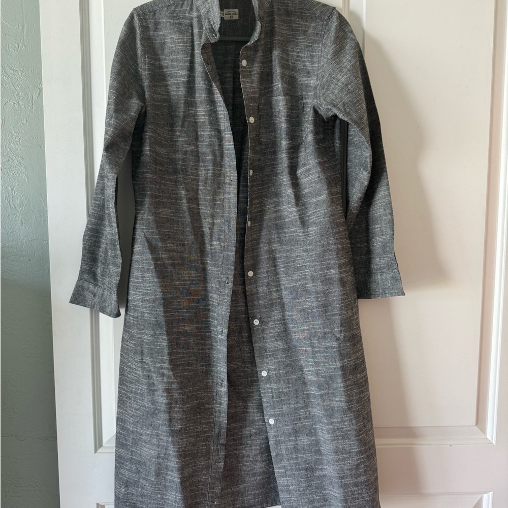 Gray Trench Coat with Textured Fabric and Clean Lines